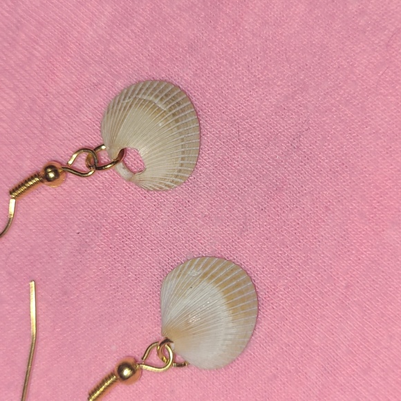Shell earrings - Picture 3 of 3